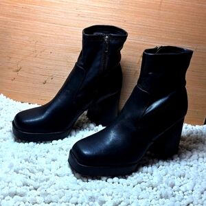 Steve Madden Ever Womens 9.5 Stacked Heeled Ankle Boots Cushioned Footbed Nwob